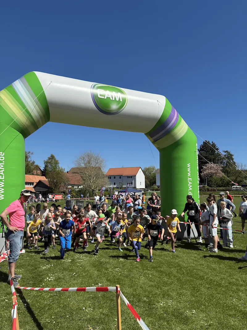 Start der jüngsten Läuferinnen und Läufer vor vollem Feld
